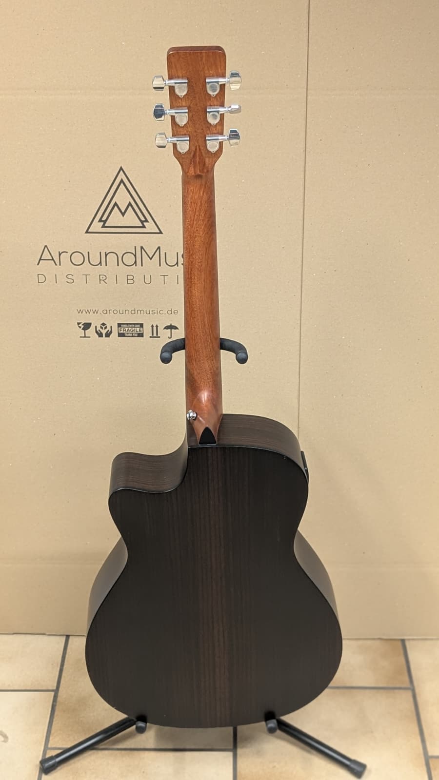 NoName OM Gitarre mit Armrest, O105P CE  