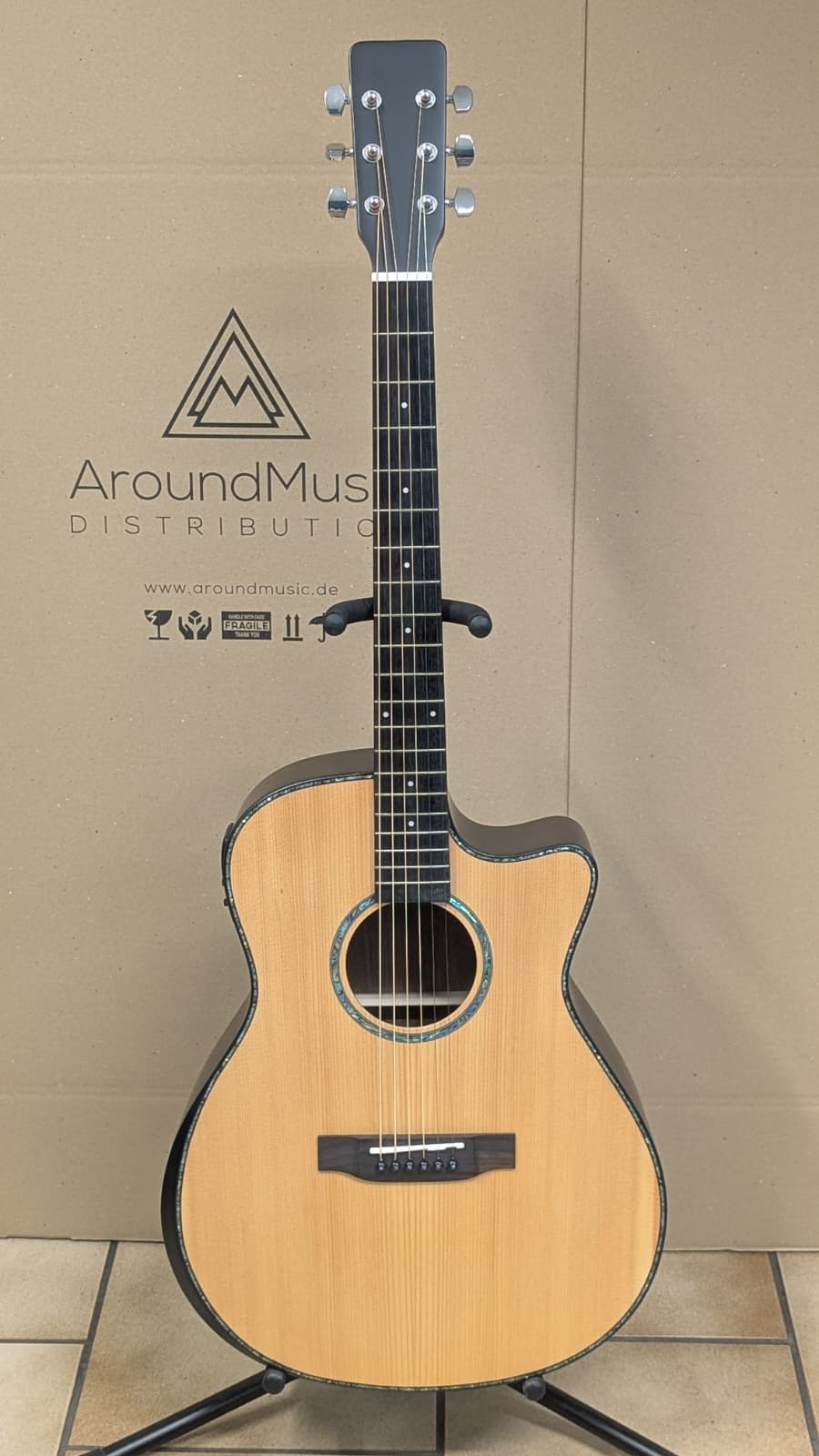 NoName OM Gitarre mit Armrest, O105P CE  