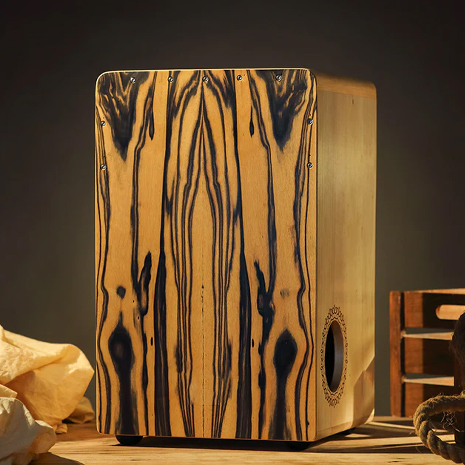 U-Turn Cajon 50 – Premium Cajon Black & White Ebony mit Soundhole