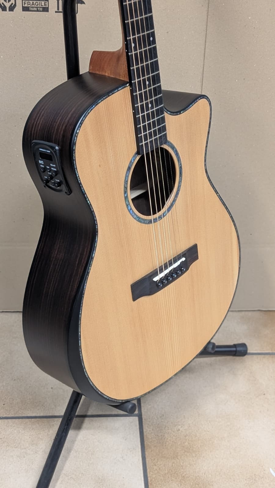 NoName OM Gitarre mit Armrest, O105P CE  